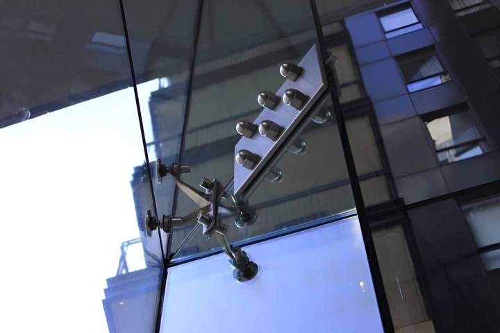 Installation de façade extérieure en verre Montréal